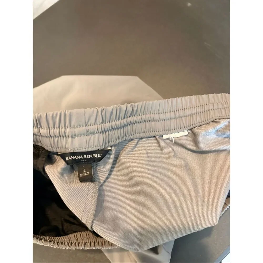 BANANA REPUBLIC • Grey Athletic Shorts • Men’s Size L